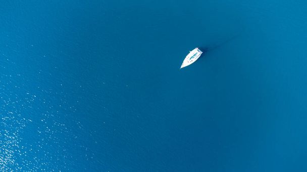 samotny rejs na Oceanie - Zdjęcie, obraz