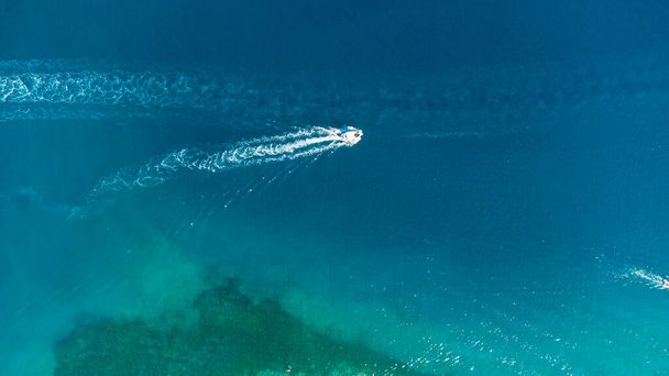 Bateau solitaire dans l'océan
 - Photo, image