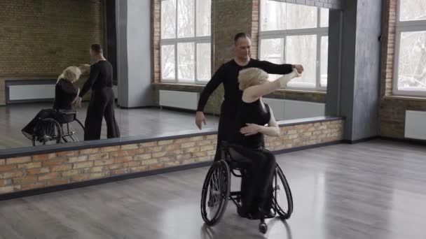 Positivo casal de meia idade dançando no salão de baile - Filmagem, Vídeo