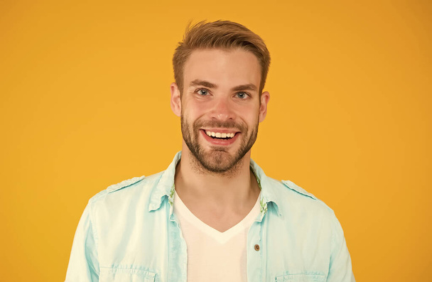 happy stylish unshaven man wear casual shirt on yellow background, male beauty - Foto, imagen