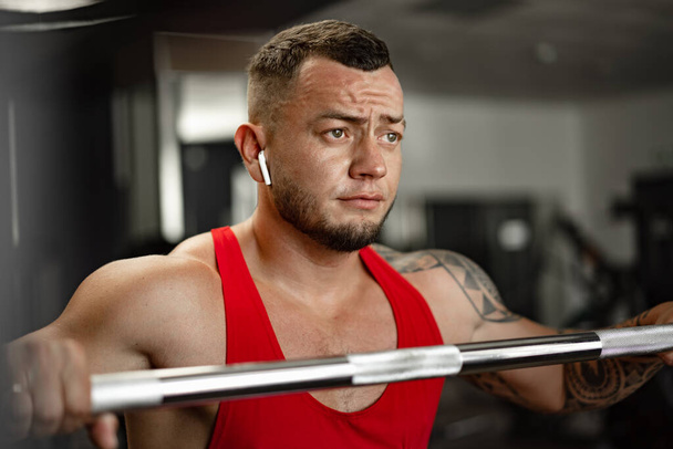 Strong man athlete exercise in gym, close up portrait - Foto, immagini