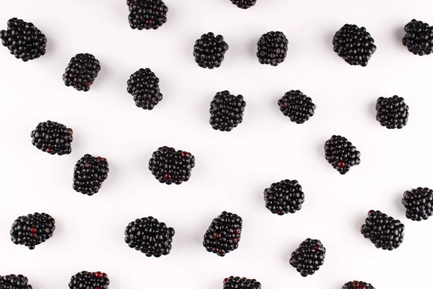 Many blackberries on a white background are regular - Foto, Imagem
