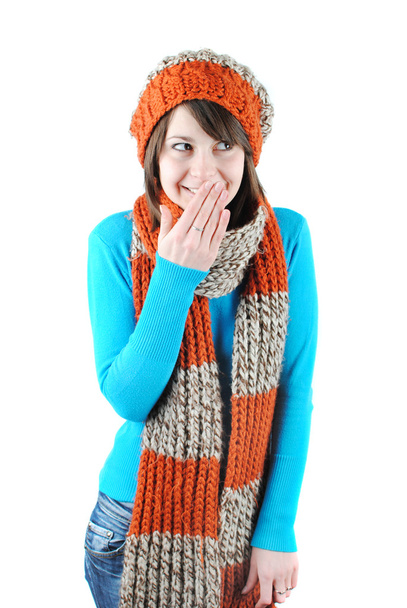 Gelukkig mooi meisje dragen een muts en sjaal geïsoleerd tegen witte achtergrond - Foto, afbeelding