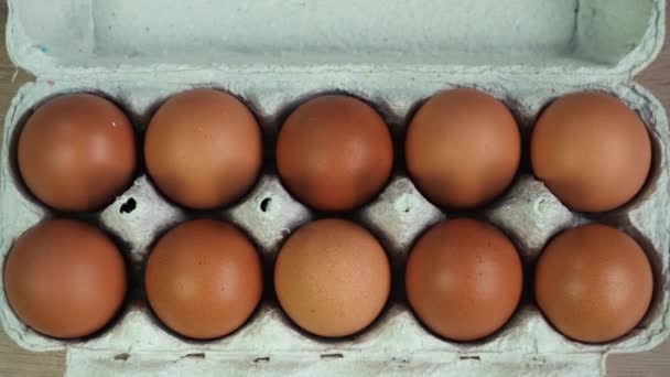 vista dall'alto di una dozzina di uova di pollo in un pacchetto - Filmati, video