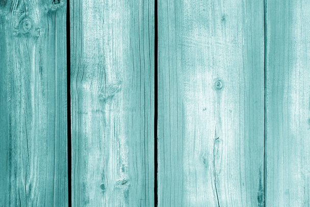Стена из необрезанных древесных плит голубого цвета. Абстрактный фон и текстура для дизайна. - Фото, изображение