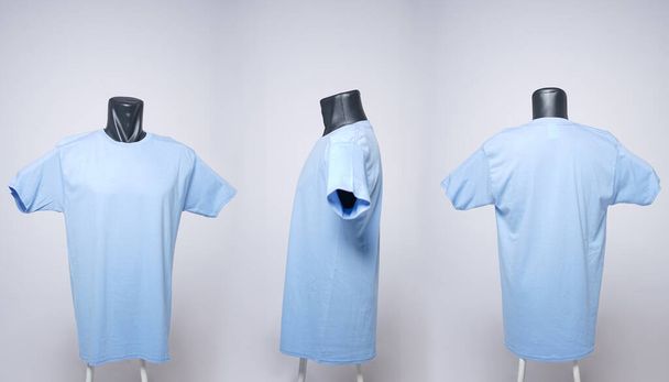 Hellblaue T-Shirt-Vorlage für Männer, Drei-Wege-Ansicht, natürliche Form auf einer schwarzen Schaufensterpuppe, damit Ihre Attrappe gedruckt werden kann, isoliert auf einem schlichten weißen Hintergrund. Freier Platz für Ihre Anzeige. - Foto, Bild