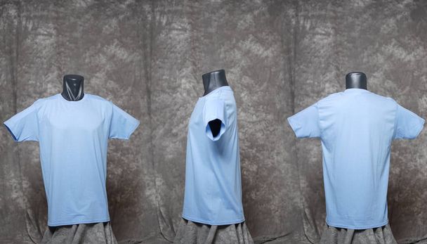Hellblaue T-Shirt-Vorlage für Männer, Blick aus drei Richtungen, natürliche Form auf schwarzer Schaufensterpuppe, für den Druck Ihres Mockup-Designs, isoliert auf motivegrauem Hintergrund. Freier Platz für Ihre Anzeige. Unschärfe im Fokus. - Foto, Bild