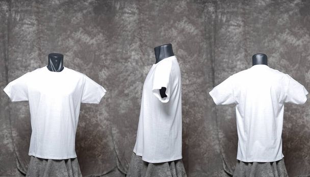 Modello di t-shirt bianca da uomo, vista da tre direzioni, forma naturale su manichino nero, per il tuo design mockup da stampare, isolato su sfondo grigio motivo. Spazio libero per il tuo annuncio. Sfocatura fuoco - Foto, immagini