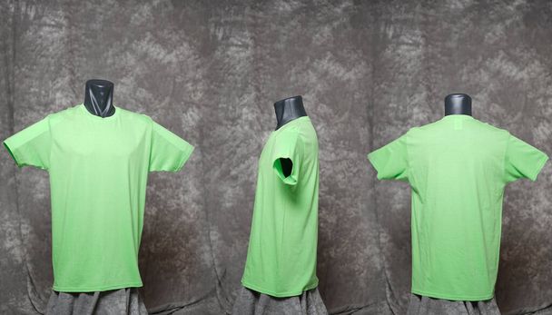 Hellgrüne T-Shirt-Vorlage für Männer, Blick aus drei Richtungen, natürliche Form auf schwarzer Schaufensterpuppe, für den Druck Ihres Mockup-Designs, isoliert auf motivegrauem Hintergrund. Freier Platz für Ihre Anzeige. - Foto, Bild