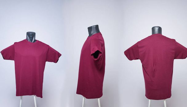 Maroon Farbe Blank-T-Shirt Vorlage für Männer, Blick aus drei Richtungen, natürliche Form auf schwarzer Schaufensterpuppe, für Ihre Attrappe zu drucken, isoliert auf weißem Hintergrund. Freier Platz für Ihre Anzeige. Unschärfe im Fokus. - Foto, Bild