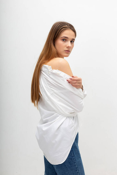 young attractive caucasian woman with long brown hair in shirt, blue jeans - Foto, Imagem