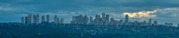 Vista panorámica del paisaje urbano de Metrotown sobre un fondo nublado - Foto, imagen