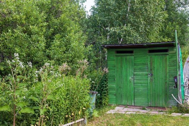 Туалет Зеленої Країни на відкритому повітрі. Дерев'яна будівля для відкритого туалету. Хатина - Туалет у лісі за своєю природою. - Фото, зображення