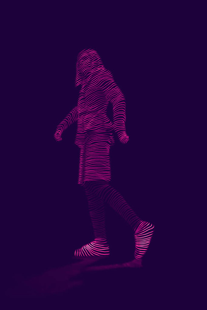Een silhouet van een persoon gemaakt in een streep, een digitale avatar, een kunstmatige intelligentie, een halogram van een wandelend persoon in de ruimte. - Foto, afbeelding