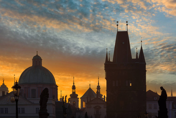Auringonnousu yli pääkaupungin Tsekin - Praha kaupunki siluetteja rakennusten ja patsaiden - Valokuva, kuva