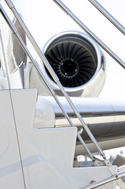Лестница с реактивным двигателем на частном самолете - Bombardier
 - Фото, изображение