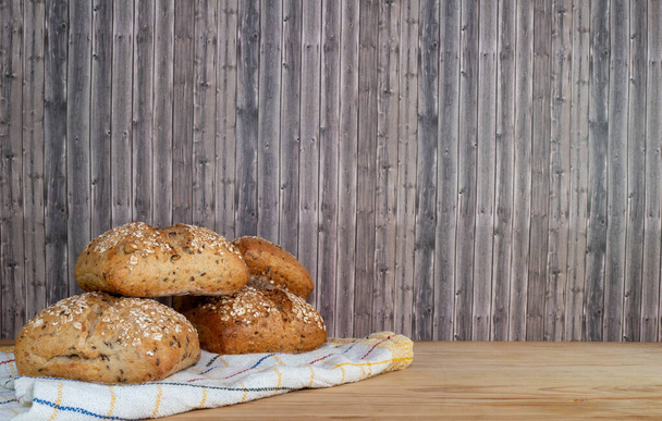 Gebakken broodje gedrenkt in sesamzaad en havermout geïsoleerd op witte achtergrond. . Hoge kwaliteit foto.  - Foto, afbeelding
