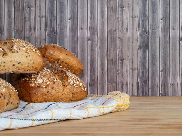 Pan al horno empapado en semillas de sésamo y avena aislado sobre fondo blanco. .. Foto de alta calidad.  - Foto, imagen