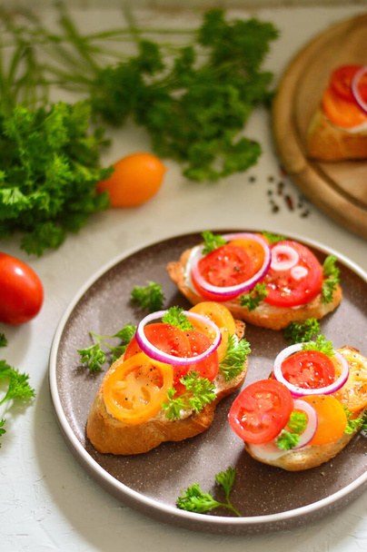 Maukas bruschetta tomaatilla. Helppo kokki, ravitseva välipala. Kauniisti sisustettu pitopalvelu juhla-ateria. Ruoka välipaloja ja alkupaloja buffet - Valokuva, kuva