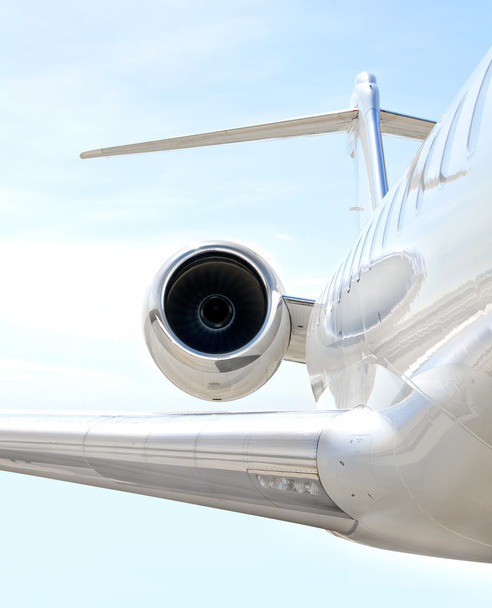 Avión jet privado de lujo volando - Bombardier
 - Foto, Imagen