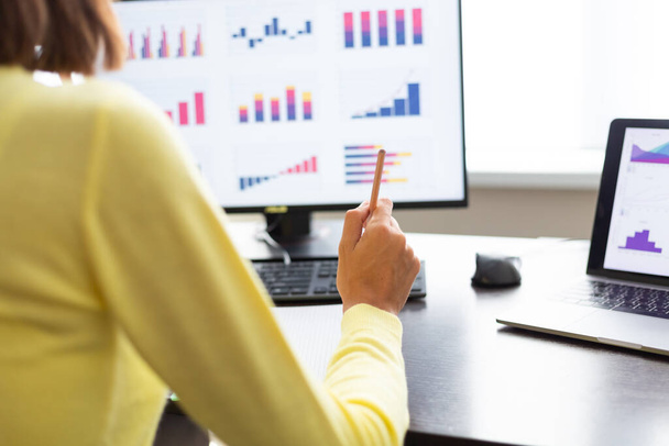 Kaukasische Berater Financial Business Analytics Frau mit Daten-Dashboard-Graphen - Foto, Bild