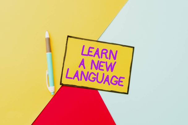 El yazısı metni Yeni Dil Öğrenin. İkinci veya yabancı dilde iletişim kurma yeteneği üzerine yazılan kelime Renkli Perspektif Pozitif Düşünme Yaratıcı Fikirleri ve İlhamlar - Fotoğraf, Görsel