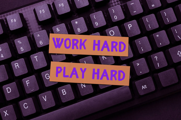 Szöveg megjelenítése Work Hard Play Hard. Üzleti koncepció szorgalmas minden tevékenység Fél hétvégéken Keményen dolgozó kapcsolat az online barátokkal, ismerkedés az interneten - Fotó, kép