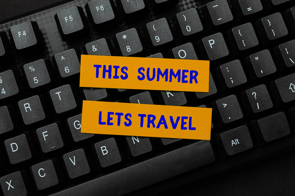 Teksti kuvateksti esittää tänä kesänä Lets Travel. Käsite tarkoittaa matkaa paikasta toiseen lomalla Yhteydet Online-ystäviin, Tutustuminen Internetissä - Valokuva, kuva