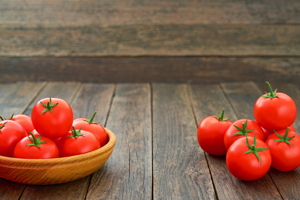 Dojrzałe pomidory organiczne w drewnianej misce na stole, kopiuj miejsce na tekst. - Zdjęcie, obraz