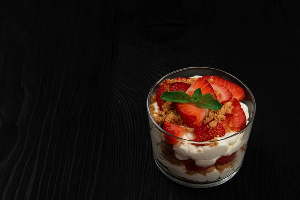 Morango com bolacha e sobremesa de creme - Foto, Imagem