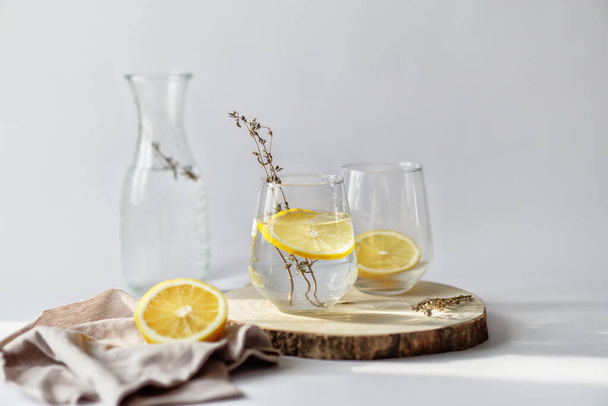 Свежий напиток детоксикации пить воду с лимонами и тимьян рецепт потери веса - Фото, изображение
