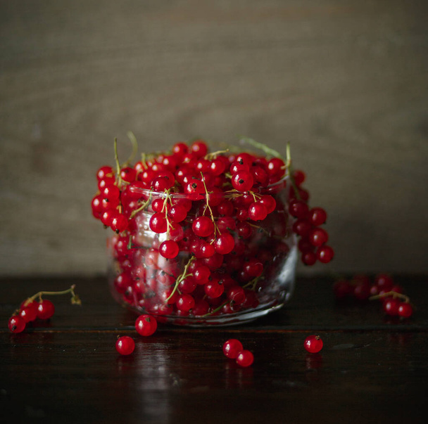 red currant, berry on a wooden table, wooden background - Valokuva, kuva