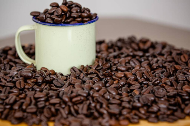 Чашка с горячим кофе прямо с фермы в жареных кофейных зерен. - Фото, изображение