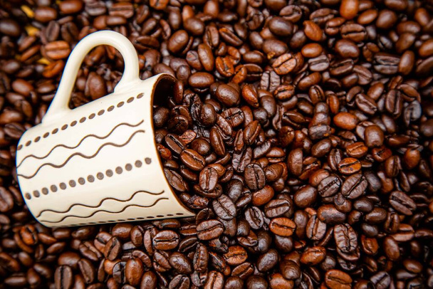 Kupa forró kávé egyenesen a gazdaságból pörkölt kávébab. - Fotó, kép