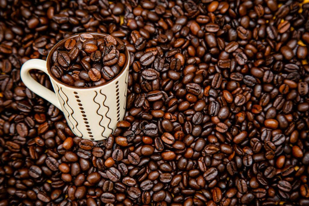 Kahve fincanı, tarladan doğruca kahve çekirdeğinin içine.. - Fotoğraf, Görsel