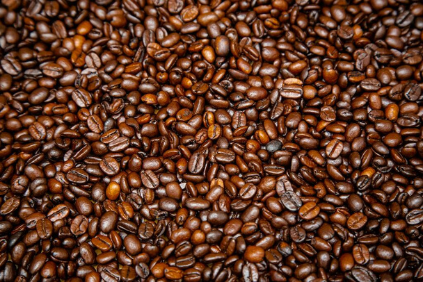 Des grains de café sur la table directement de la ferme, beaux et parfumés. - Photo, image