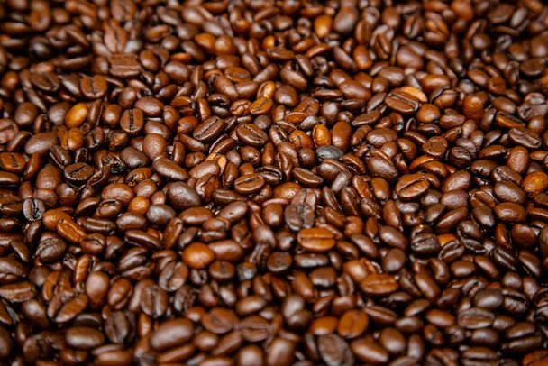 Kávová zrna na stole přímo z farmy, krásná a voňavá. - Fotografie, Obrázek