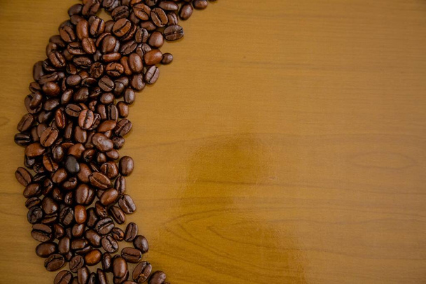 Kávébab az asztalon, egyenesen a farmról, gyönyörű és illatos. - Fotó, kép