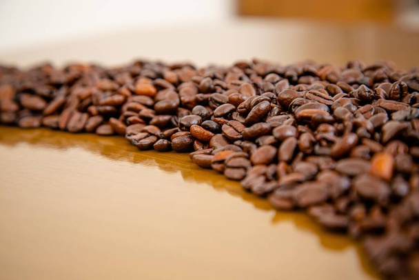 Kaffeebohnen direkt vom Bauernhof auf den Tisch, schön und duftend. - Foto, Bild