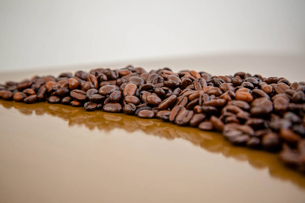 Granos de café en la mesa directamente de la granja, hermosa y fragante. - Foto, imagen