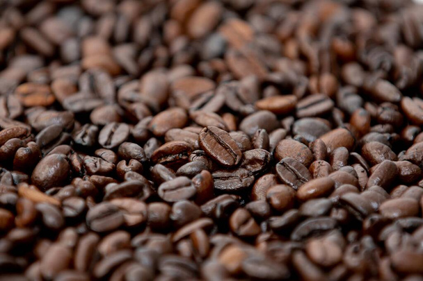 Des grains de café sur la table directement de la ferme, beaux et parfumés. - Photo, image