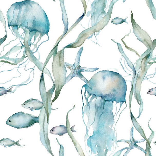 Акварельный тропический бесшовный рисунок медуз, рыбы, морской звезды и ламинарии. Подводные животные и растение изолированы на белом фоне. Водная иллюстрация для дизайна, печати или фона. - Фото, изображение