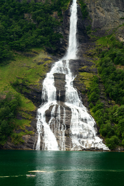 fiordo de cascada
 - Foto, Imagen
