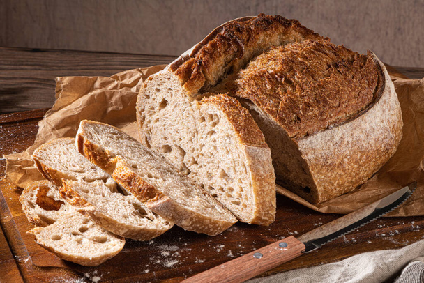 Pan recién horneado artesanal de trigo y centeno, pan de campo. Pan sencillo con mantequilla para breackfast - Foto, Imagen