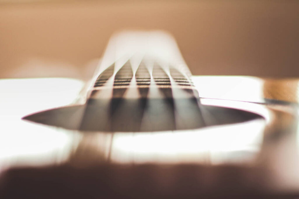 Κιθάρας σε ένα δωμάτιο με πλευρικό φωτισμό - Φωτογραφία, εικόνα