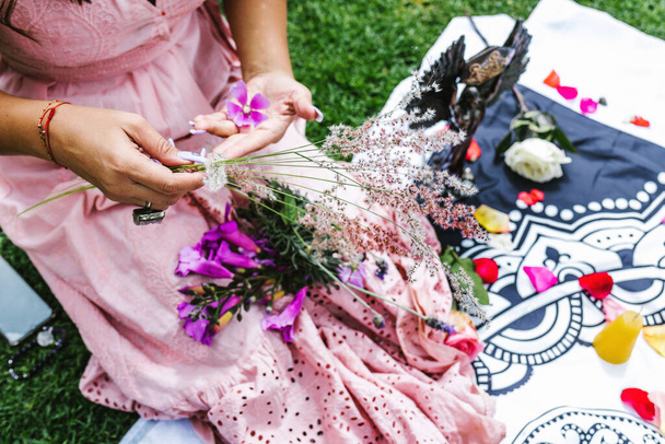 Mulher latina segurando flores roxas para terapia holística na América Latina - Foto, Imagem