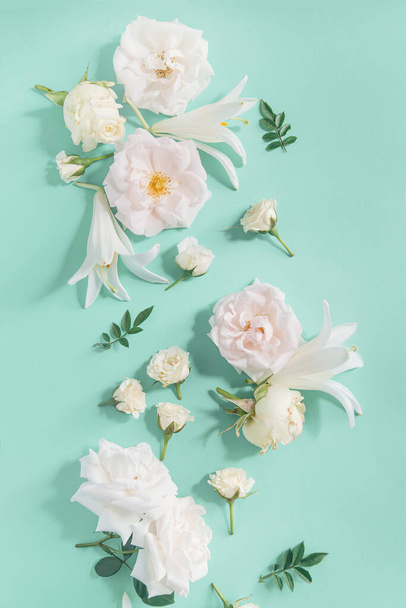 Pastel arkaplanda gül ve nilüfer çiçeklerinden oluşan yaratıcı bir yaz kompozisyonu. Güzel bir çiçek dekoru. Doğa konsepti. Üst Manzara. Düz yatıyordu - Fotoğraf, Görsel