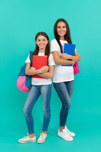 educación infantil. alumno feliz y estudiante con la bolsa de la escuela. mamá y adolescente chica estudio. - Foto, Imagen