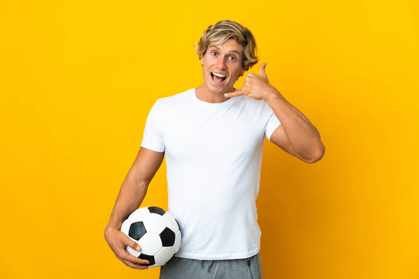 Άγγλος ποδοσφαιριστής πάνω από απομονωμένο κίτρινο φόντο κάνει τηλεφωνική χειρονομία. Πάρε με τηλέφωνο. - Φωτογραφία, εικόνα