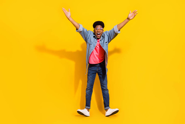 Full size photo of amazed young dark skin man raise hands good mood shocked isolated on yellow color background - Foto, imagen